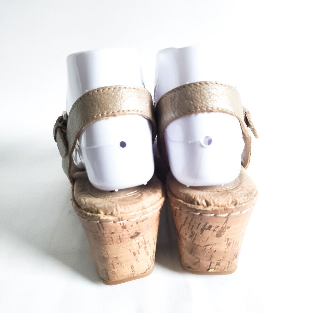 Bolo Born Metallic Gold Leather T-Strap Flowers Womens Size 8 Wedge Heel Sandals - Picture 6 of 10